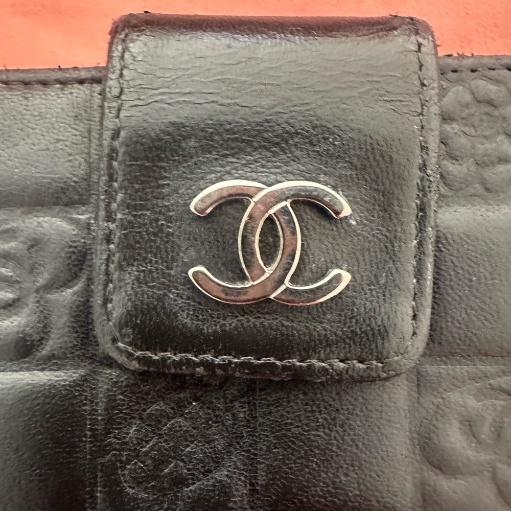CHANEL Black Quilted Wallet with Iconic Logo - Picture 3 of 8